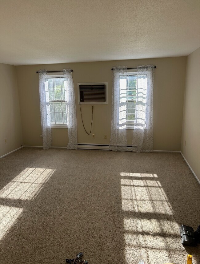 La sala de estar tendrá pisos de madera. - 297 Ashland Ave