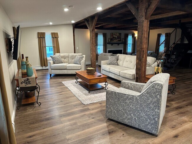 Building Photo - ***Price Reduction - SINGLE FAMILY Home Fo...