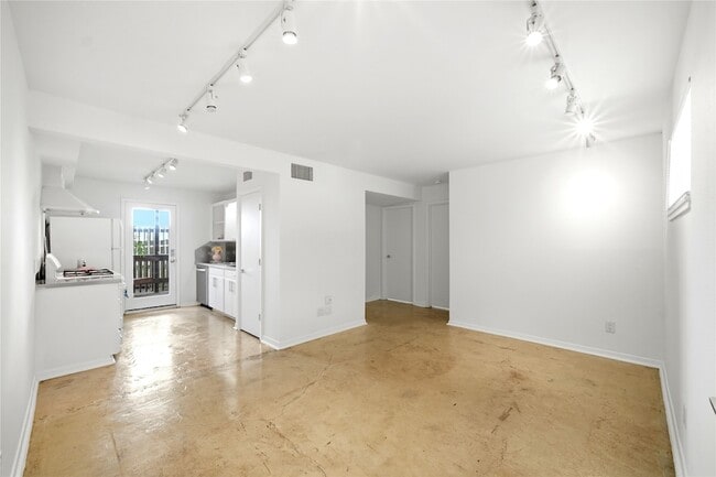 Building Photo - 217 E 12th St