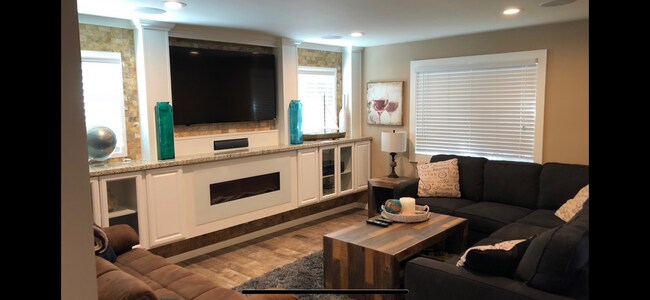 Living / Family room - 915 N Lowell St