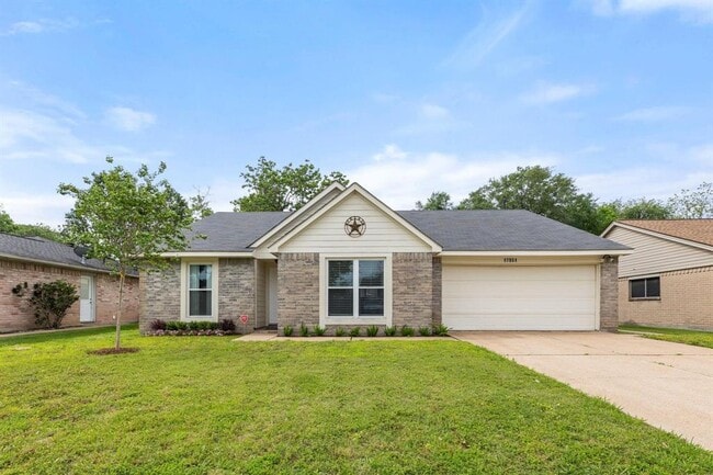 Building Photo - 17951 Valleyknoll Dr