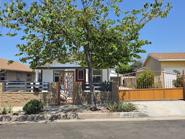 Foto del edificio - Charming Remodeled 2 Bed / 2 Bath Craftsman home in Cypress Park – Garage, Open Floor Plan & Mode...