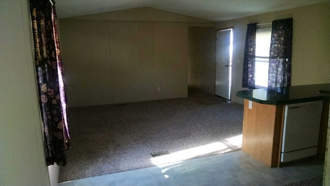Building Photo - Affordable 3 bedroom 2 bathroom mobile home!