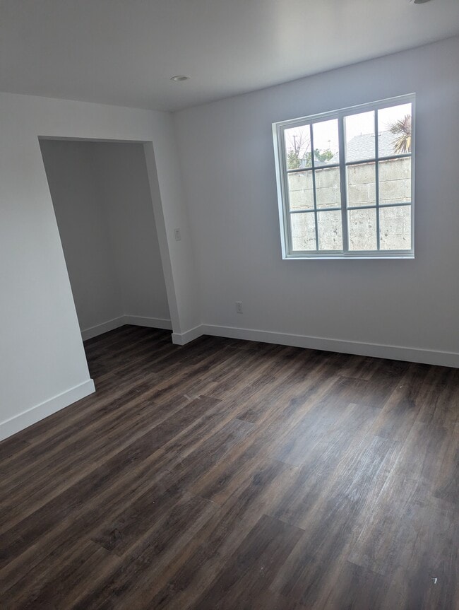 Building Photo - 1306 W Hemlock St