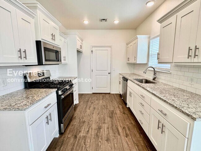 Foto del edificio - 3 Bed, 2 Bath Home with Garage / Pet-Friendly / Available Now!