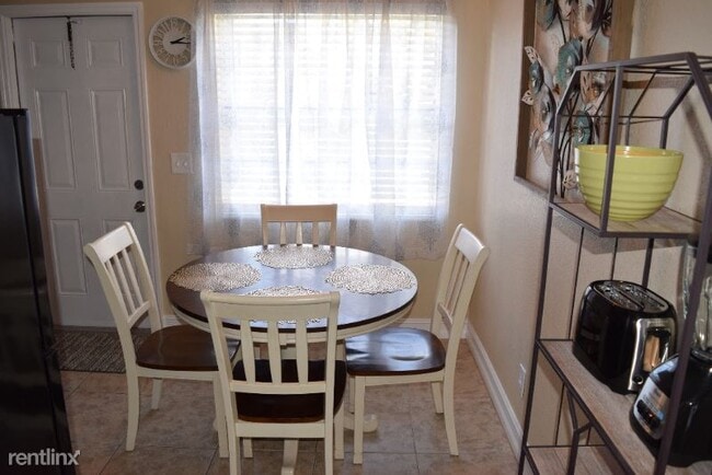 Building Photo - 2 br, 1 bath Apartment - 17 SW Hideaway Pl