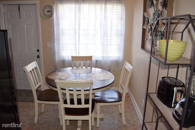 Building Photo - 2 br, 1 bath Apartment - 5 SW Hideaway Pl