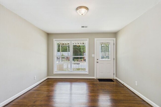 Building Photo - Adorable Updated home off of Merritt and S...