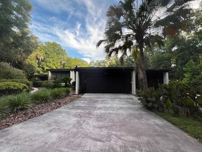 Foto del edificio - Beautiful pool home in Millhopper Forest