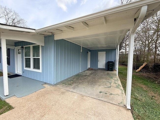 Photo - 205 Robert E Lee St House