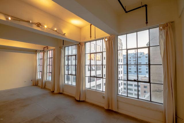 Building Photo - 746 S Los Angeles St