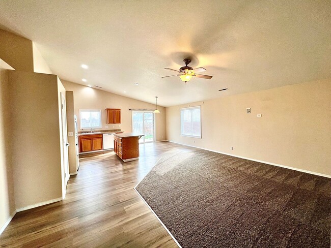 Foto del edificio - Pristine 3Bed-2Bath Home For Rent Near Rd ...