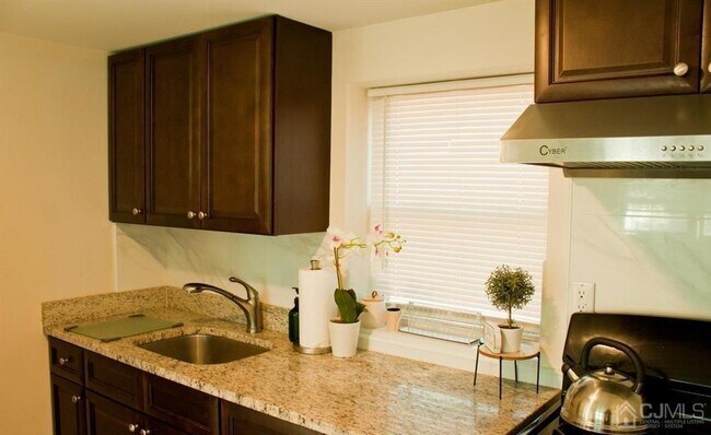 Foto del edificio - 3 Brookville Rd