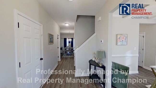 Building Photo - Spacious 3 BD/2.5 BA Home with Office Feat...