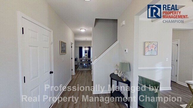 Foto del edificio - Spacious 3 BD/2.5 BA Home with Office Featuring Open Floorplan