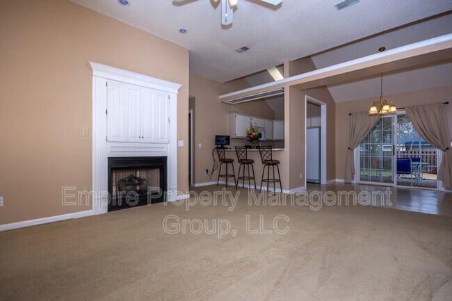 Building Photo - 1005 S Twin Oaks