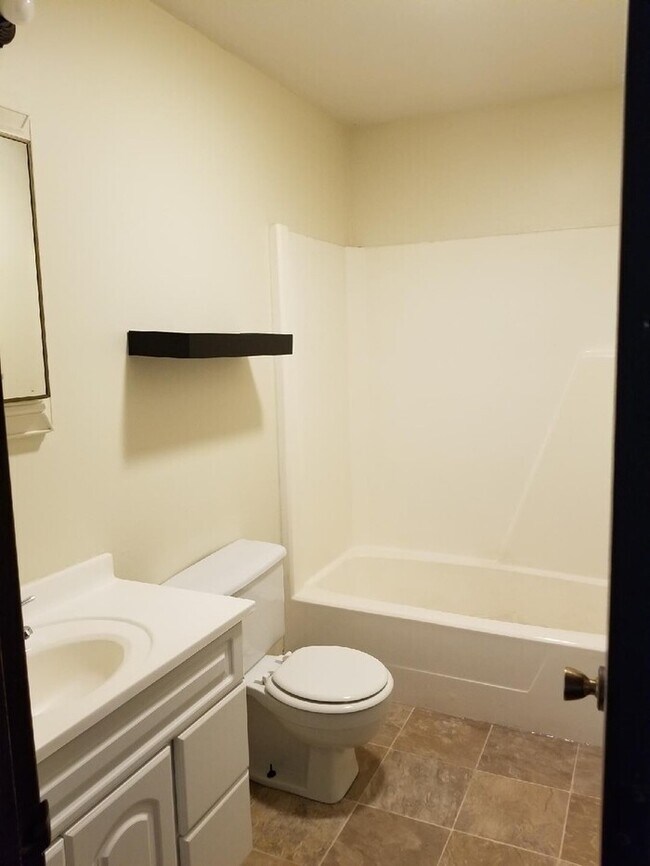 Foto del edificio - 2 bedroom duplex with garage ** Pets welcome