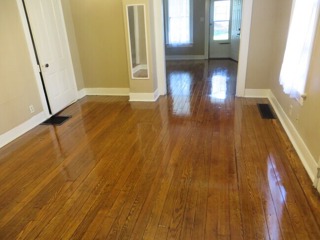 Foto del edificio - Two Bedroom Home with a bonus room/3rd bedroom in Historic District (Williams-Woodland Historic P...