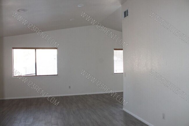 Foto del edificio - 4BD/ 2BD HOUSE EAST PALMDALE / RECENTLY RE...
