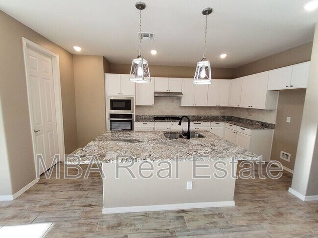 Foto del edificio - 704 N 152nd Dr
