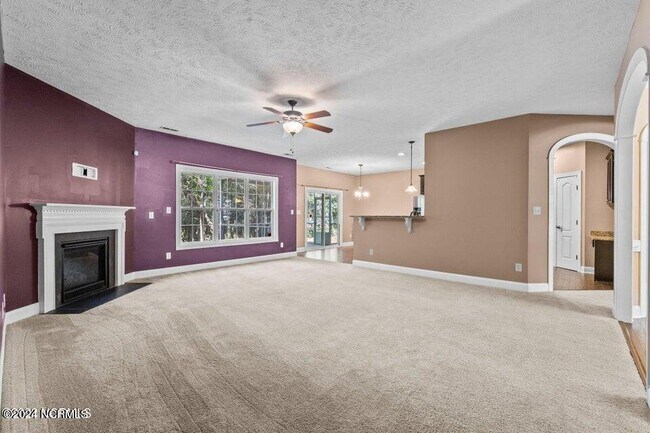 Building Photo - 740 Gold Finch Way