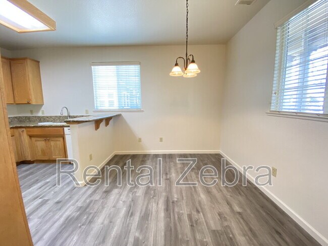 Foto del edificio - 718 W 18th St