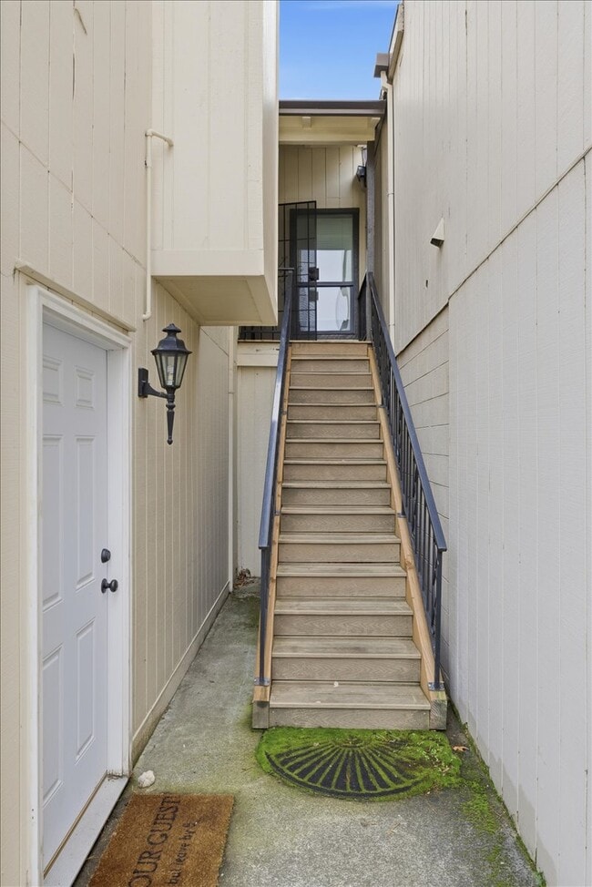 Building Photo - 401 Eastwood Dr