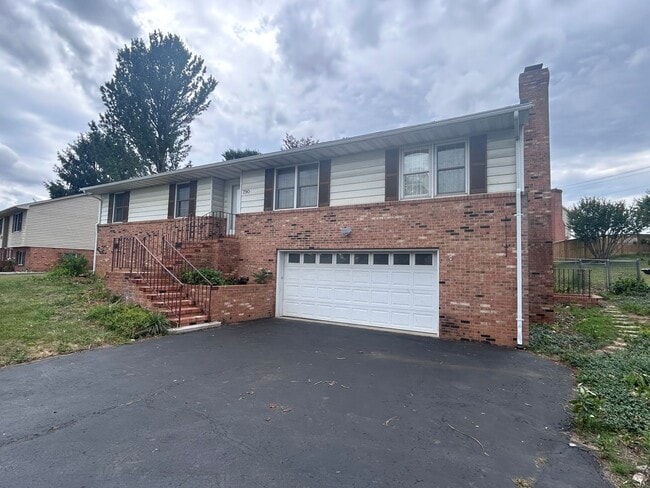 Spacious 3 Bedroom Home Close to JMU, EMU & Downtown Harrisonburg! - Spacious 3 Bedroom Home Close to JMU, EMU & Downtown Harrisonburg!