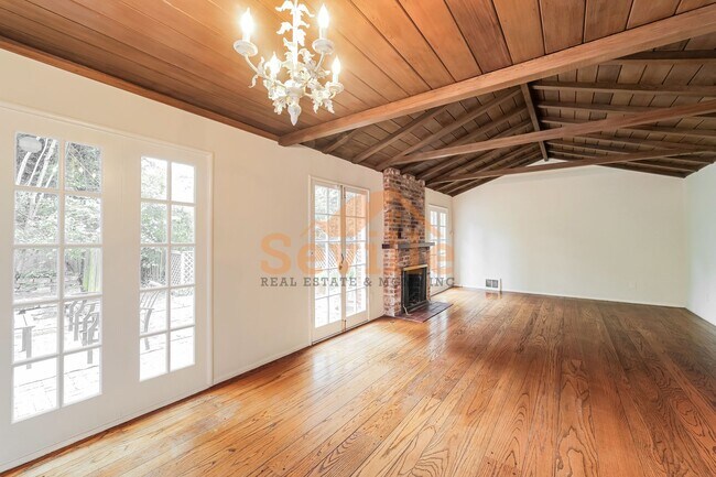 Foto del edificio - Oakland Hills Home with Spacious Patio & Garage Parking