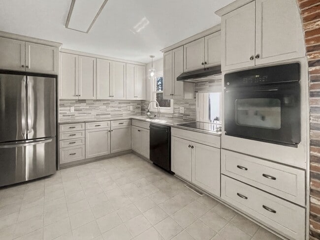 Building Photo - Charming Brick Ranch Home in Woodlea Acres