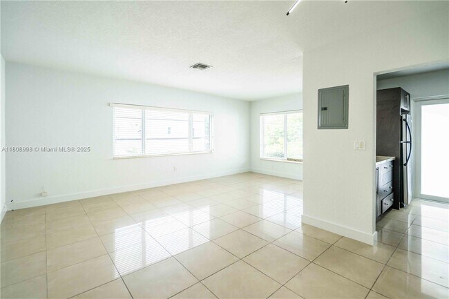 Building Photo - 1940 Biarritz Dr