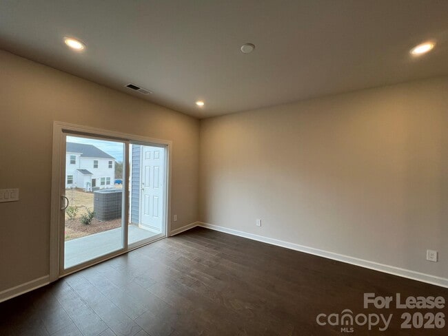 Foto del edificio - 1360 Fallen Acorn Ln