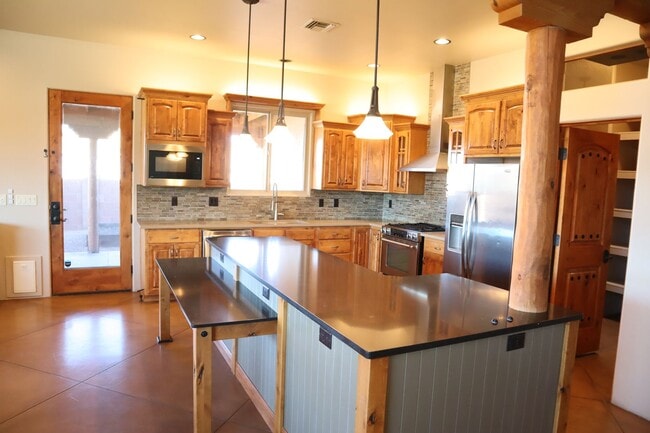 Building Photo - Your own resort! Elegant, Exclusive & Exquisite.