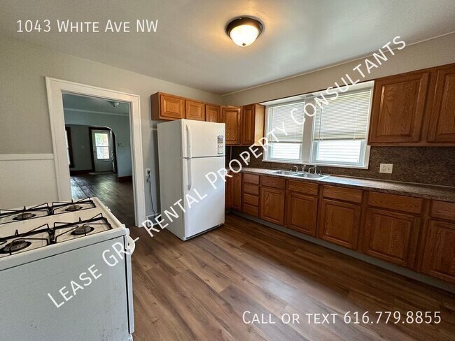 Building Photo - Spacious Three Bedroom Home with Office! N...