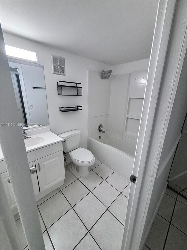 Building Photo - 430 Commodore Dr