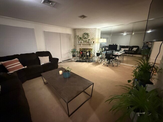 Building Photo - 84 Walpole St