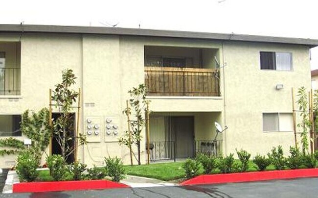 Building Photo - Downey UPPER One Bedroom with Parking, Fir...