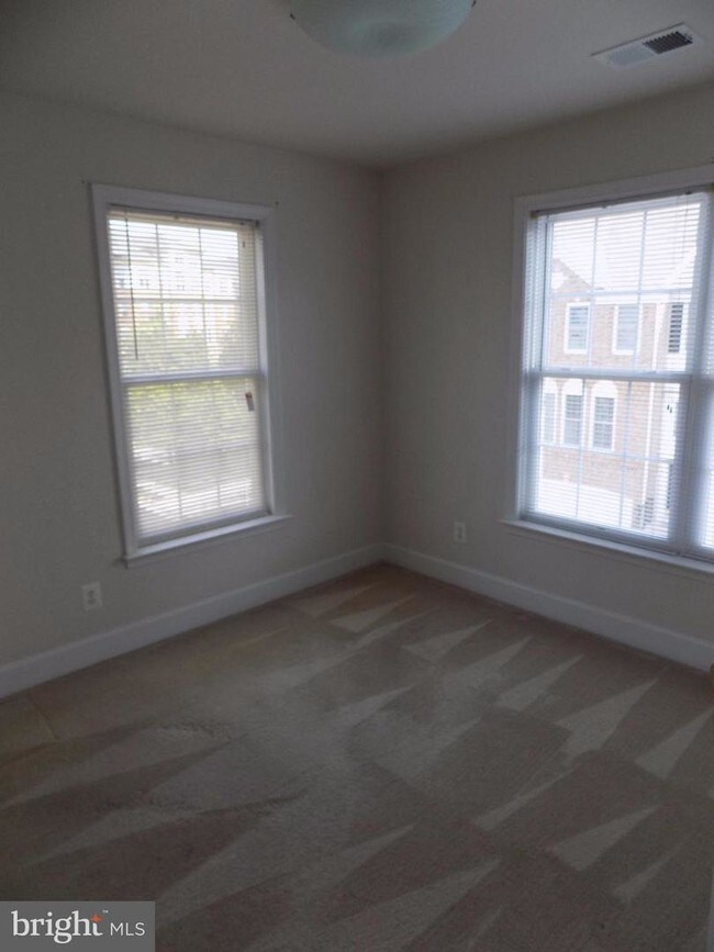 Building Photo - 2431 Huntington Park Dr