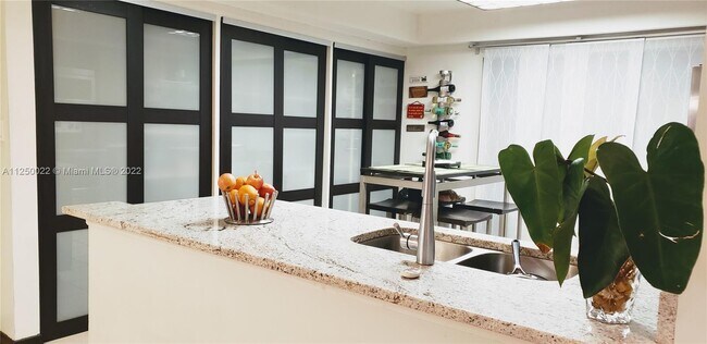 Foto del edificio - 10144  Costa Del Sol Blvd  C Doral Fl 33178
