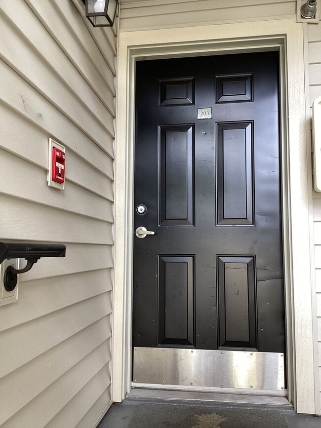 Building Photo - Welcome Home to Comfort & Convenience in E...