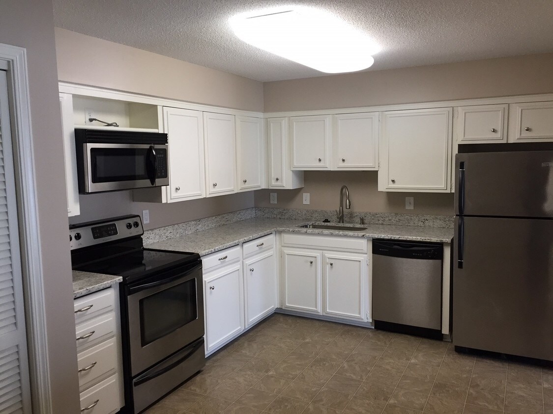 Primary Photo - 2900 W 53rd St