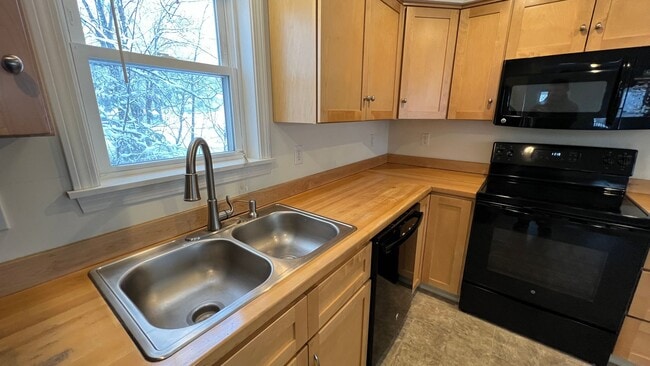 Foto del edificio - Conventional Style 3 BR Single Family Home...