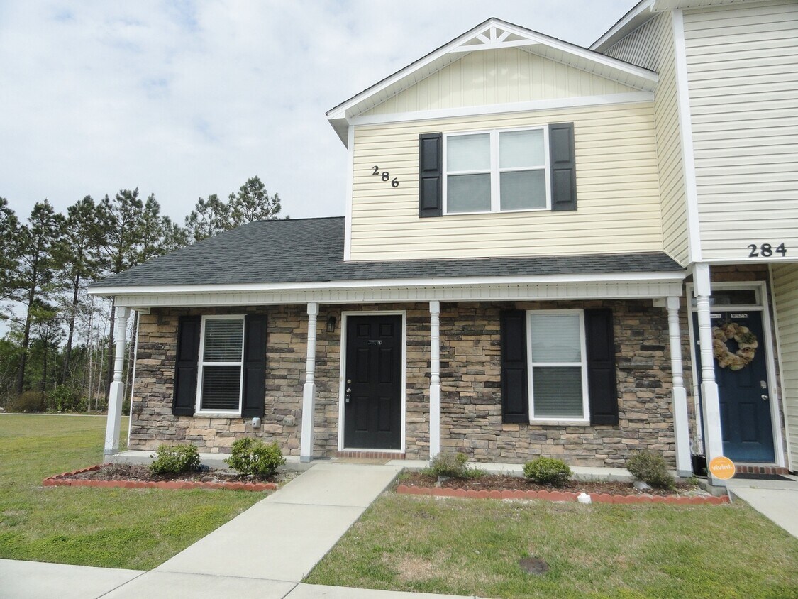 286 Caldwell Loop, Jacksonville, NC 28546 Townhome Rentals in