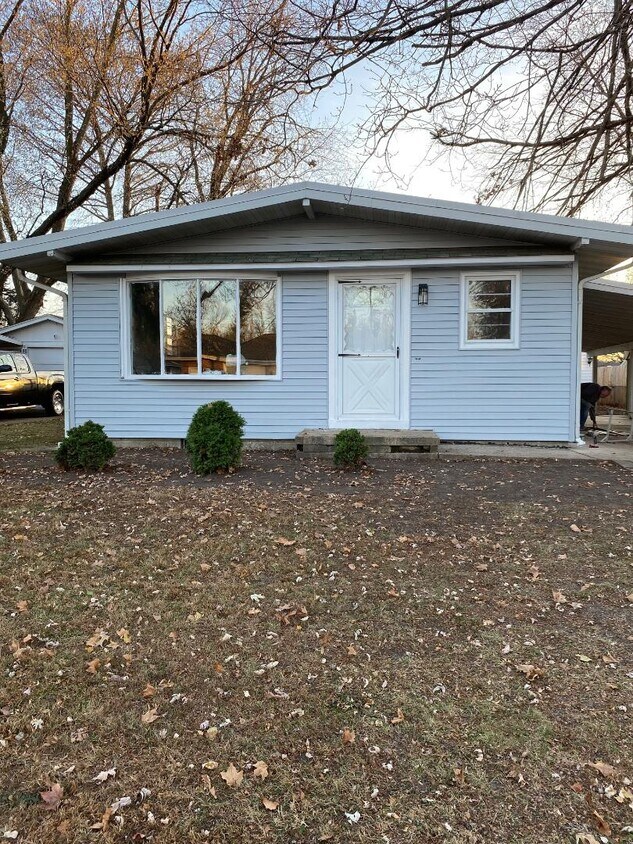 Newly Renovated in quiet neighobrhood! - 2708 Queensway Rd