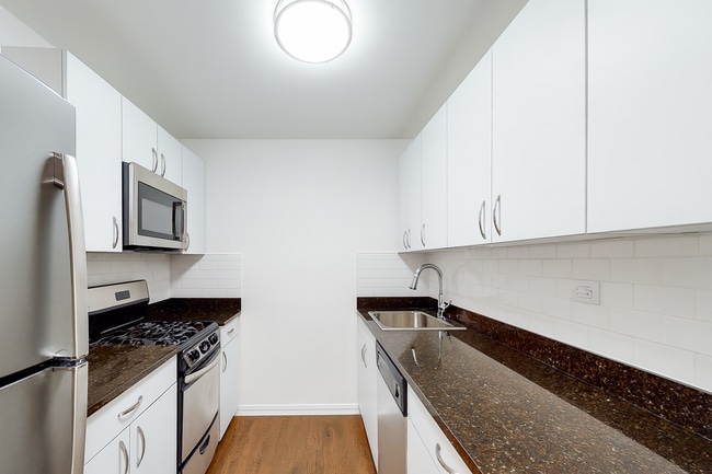 Building Photo - 250 W 12th St