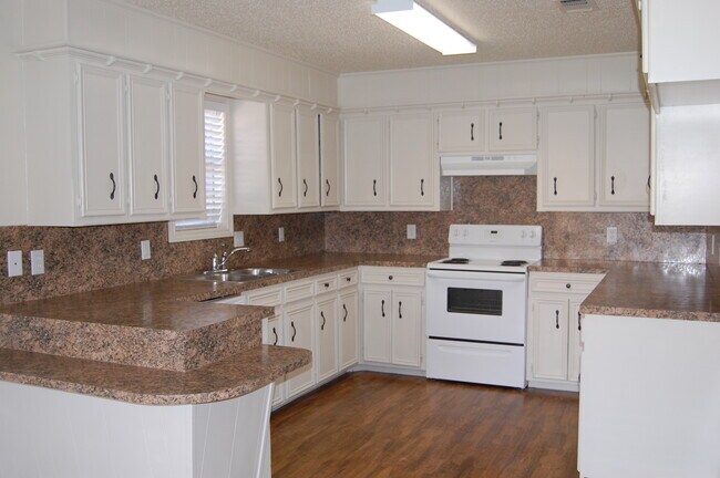 Building Photo - Three Bedroom in Southwest Lubbock - Great Location!