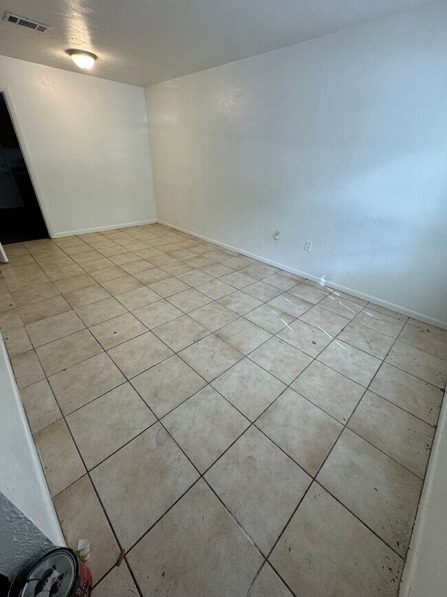 Building Photo - Charming 2-Bedroom, 1.5-Bathroom Townhouse...