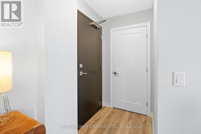 Photo du bâtiment - 1350 Hemlock Rd