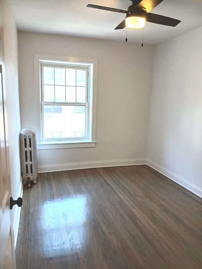 Building Photo - 1060 W Thorndale Ave