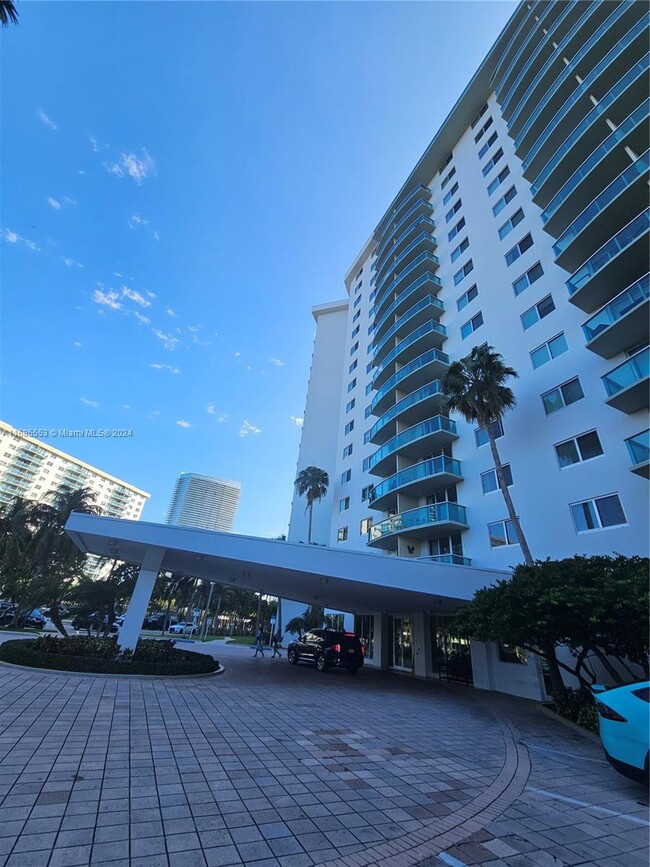 Foto del edificio - 19380 Collins Ave